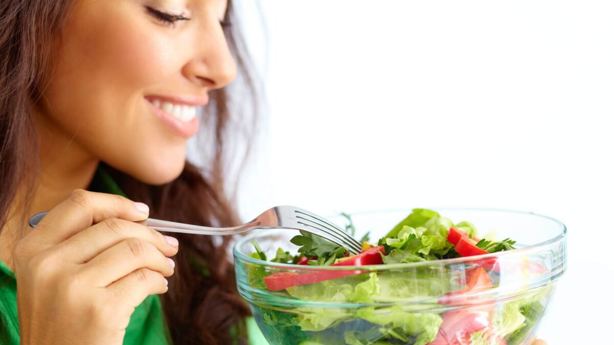 Tips para comer saludablemente con alimentos al alcance de su bolsillo