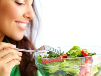 Tips para comer saludablemente con alimentos al alcance de su bolsillo